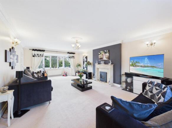5 bed Detached for sale Image 4