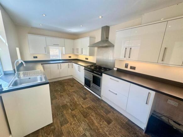 4 bed Terraced to rent Image 3