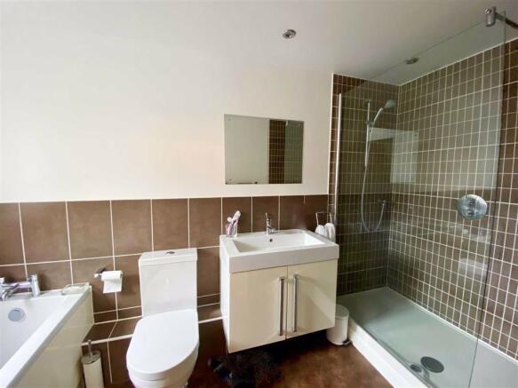 En-suite to Master Bedroom