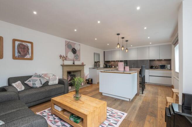 5 bed Detached for sale Image 4