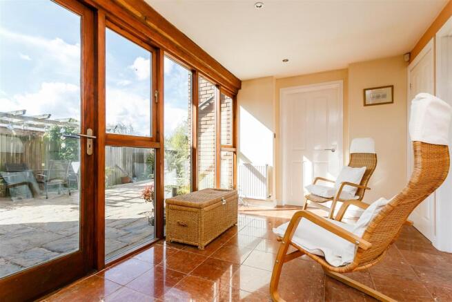 8305879-interior01.JPG
