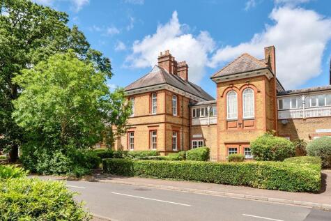 32 Pennington Drive, London, UK, N21 1TU
