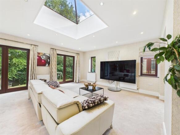 5 bed Detached for sale Image 9