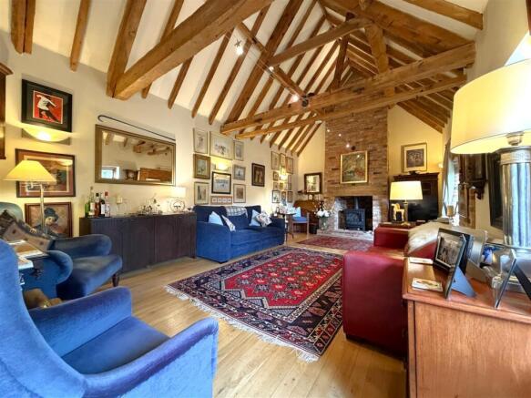 Large Lounge With Vaulted Ceiling 166