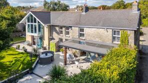 Foxleigh House, Trerhyngyll CF71 7TN
