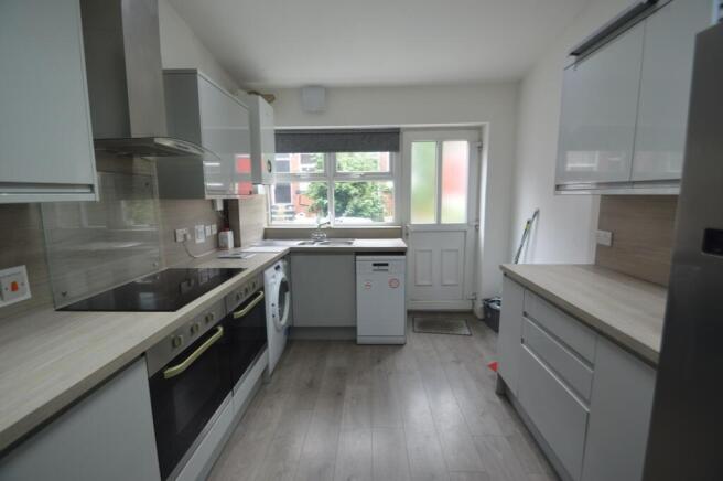 7 bed House to rent Image 4