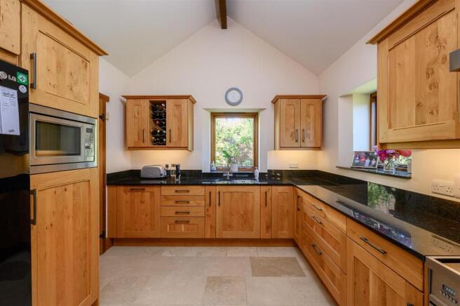 4 bed Detached for sale Image 7