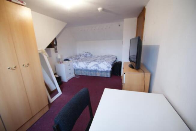 5 bed Semi-Detached to rent Image 4