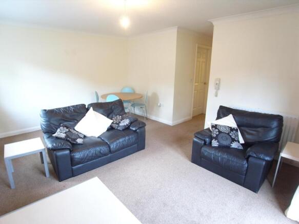 2 bed Flat to rent Image 5