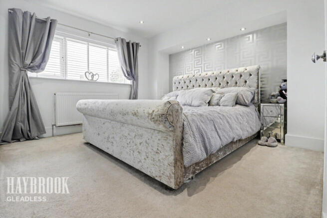 4 bed Semi-Detached for sale Image 3