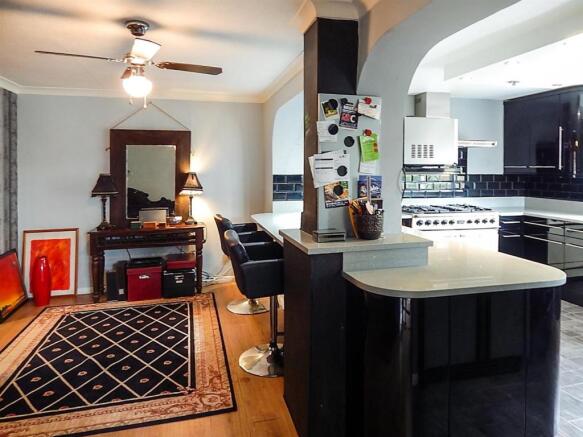 REFITTED KITCHEN/BREAKFAST ROOM