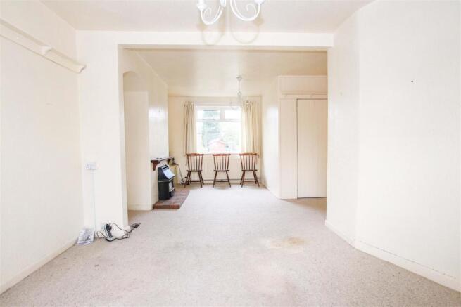 OPEN PLAN LOUNGE / DINING ROOM
