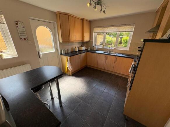 4 bed Detached for sale Image 11