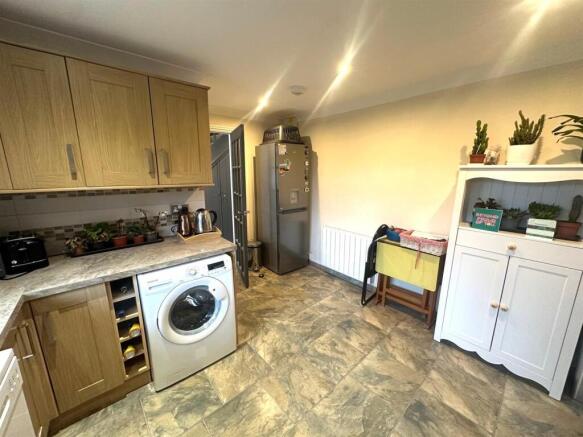 Kitchen Cont.jpg