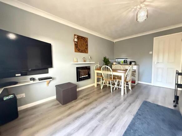 LOUNGE/DINING ROOM