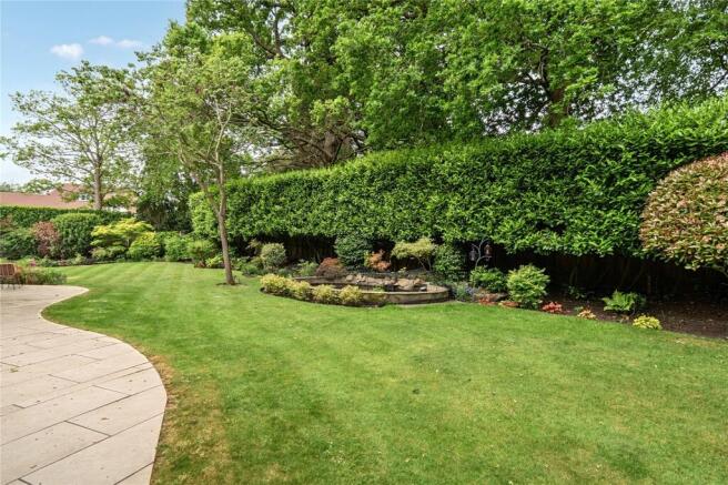 Littleworth Lane, Esher, KT10 photo 4
