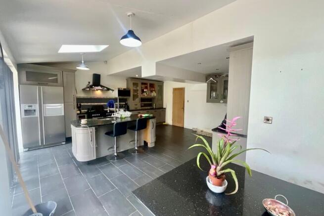 4 bed Semi-Detached for sale Image 10