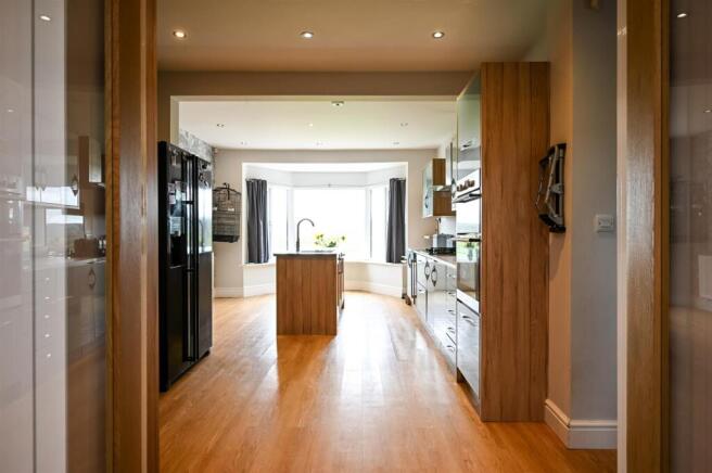 5 bed Detached for sale Image 7