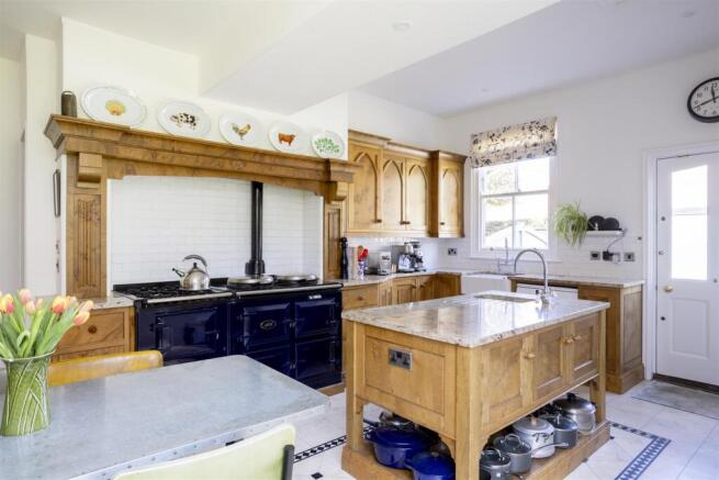 5 bed Detached for sale Image 5