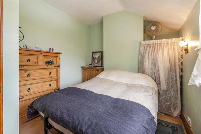 15 Kings Road, New Haw, KT15 3BG - 13.jpg