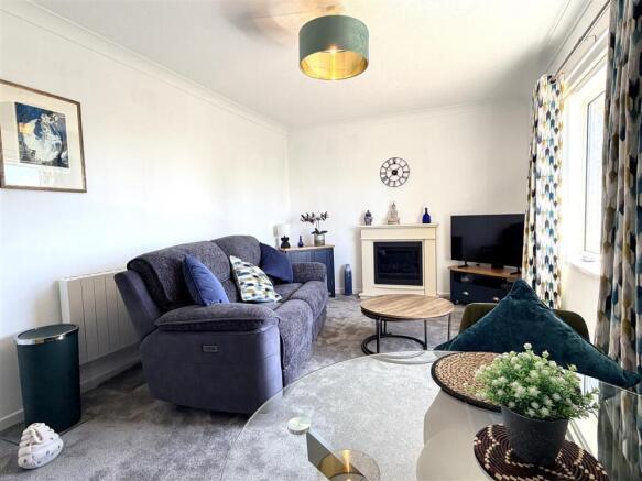 LOUNGE WITH DINING AREA