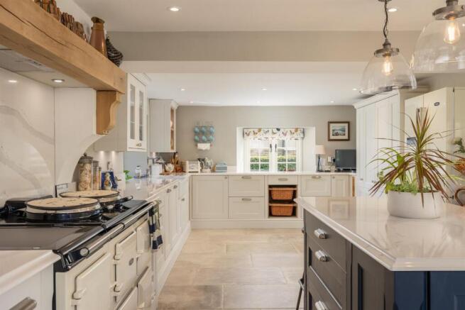4 bed House for sale Image 5