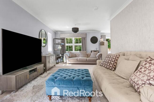 5 bed Detached for sale Image 8