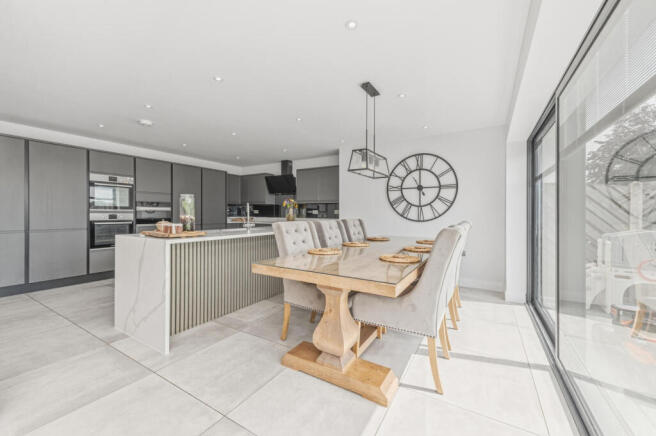 4 bed Semi-Detached for sale Image 3