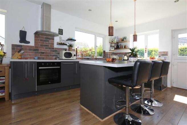 KITCHEN / FAMILY ROOM