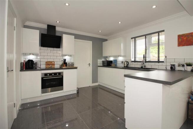 MODERN REFITTED KITCHEN