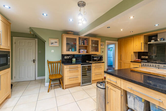 5 bed Detached for sale Image 8