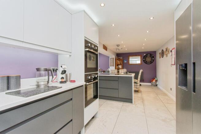 4 bed Detached for sale Image 9