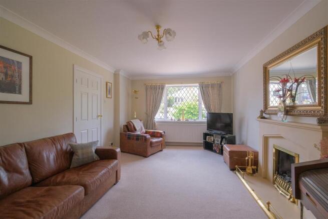 4 bed Detached for sale Image 5