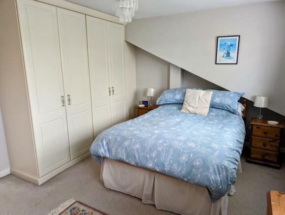 bed 1 wardrobe a.jpg