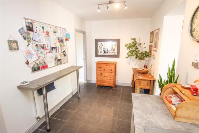 "L" SHAPED FITTED KITCHEN / BREAKFAST ROOM