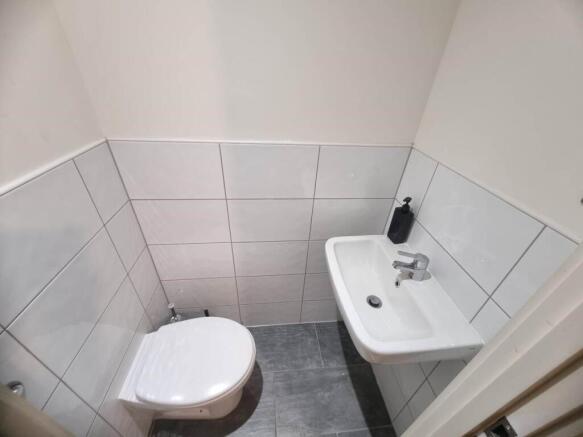 2 bed Flat to rent Image 5