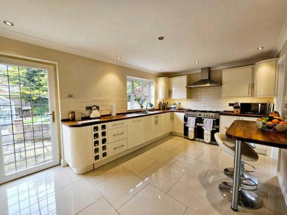 4 bed Detached for sale Image 6