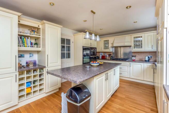 Kitchen Area: