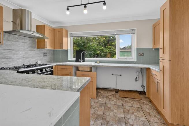 4 bed Semi-Detached for sale Image 5