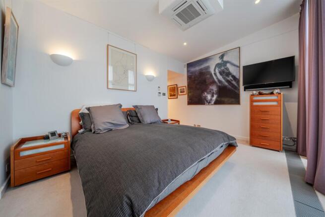 3 bed Flat for sale Image 12