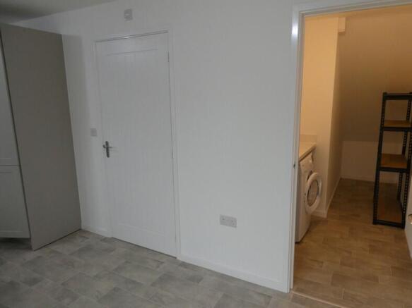 4 bed Semi-Detached to rent Image 7
