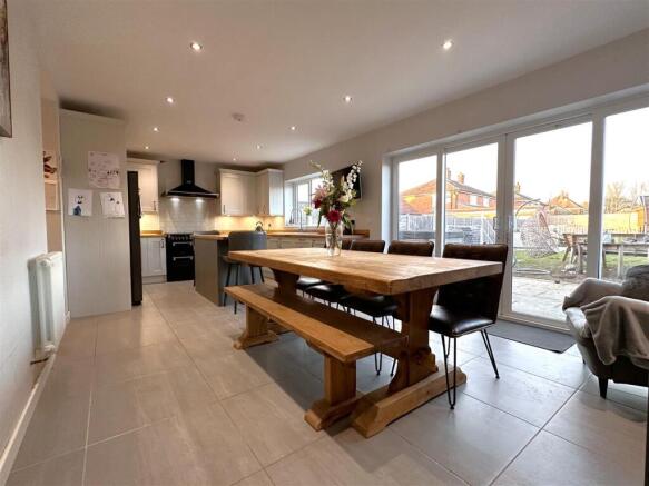Wonderful OPEN-PLAN Dining Kitchen 987