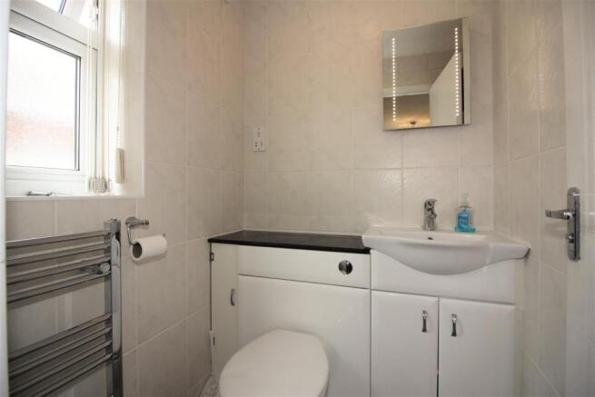EN-SUITE SHOWER ROOM