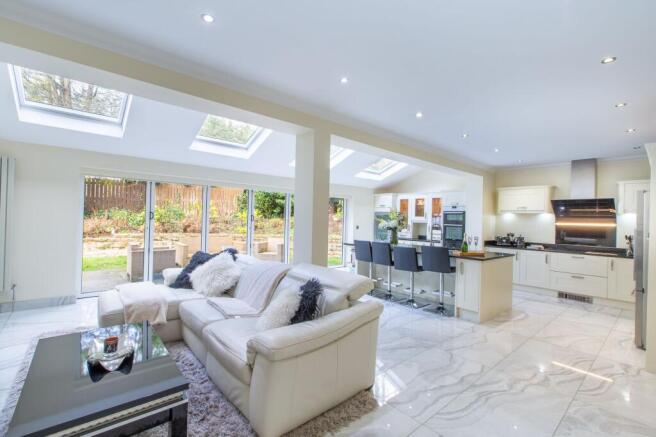 5 bed Detached for sale Image 8