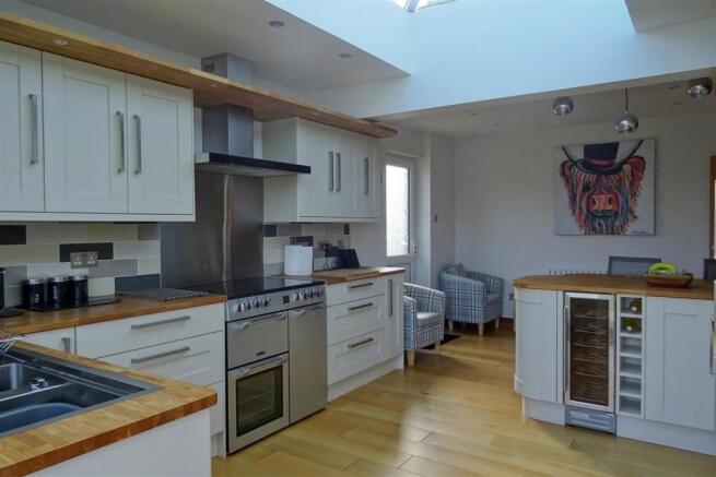 Kitchen/Dining Room: