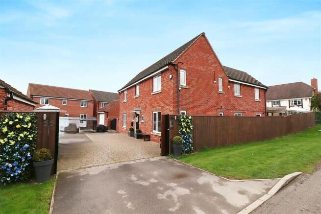 66 Common Lane - Front Pic 1.jpg