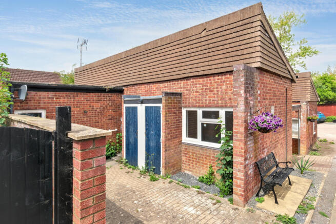 39 Arncliffe Drive, Heelands, Milton Keynes, Buckinghamshire, MK13 7LE
