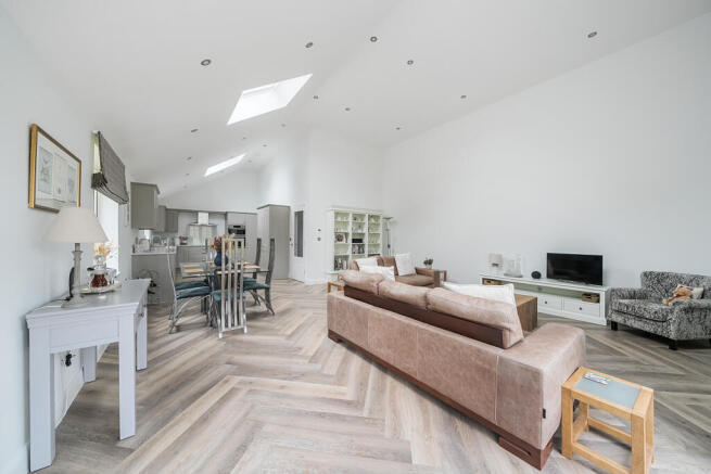 LIVING/DINING AREA