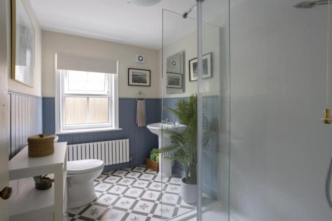 5 bed Detached for sale Image 12