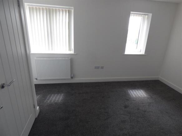 24a Little Hallam Hill - Bed2.JPG